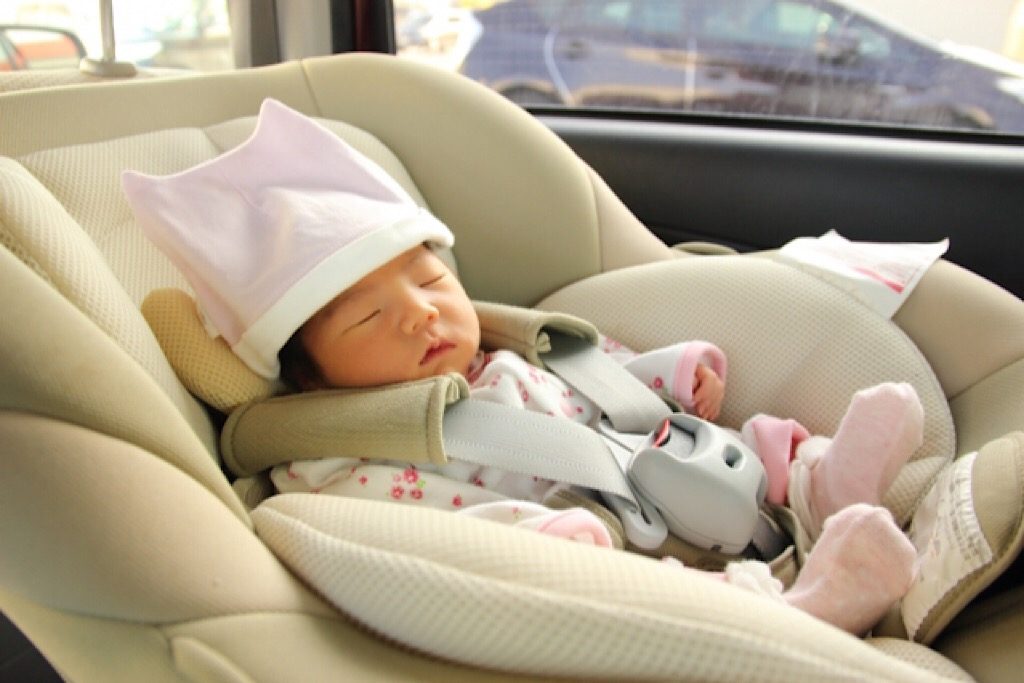 車で寝る赤ちゃん