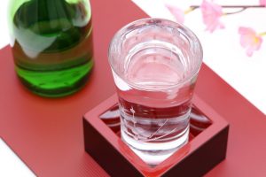 グラスに入った日本酒と桜