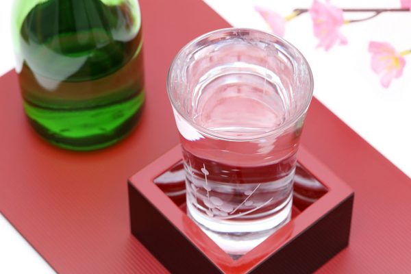 グラスに入った日本酒と桜