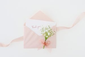 結婚内祝いにお礼状は必要？書き方や送るタイミング、基本的なマナーについて