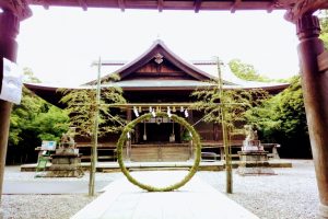 茅の輪と神社の社殿