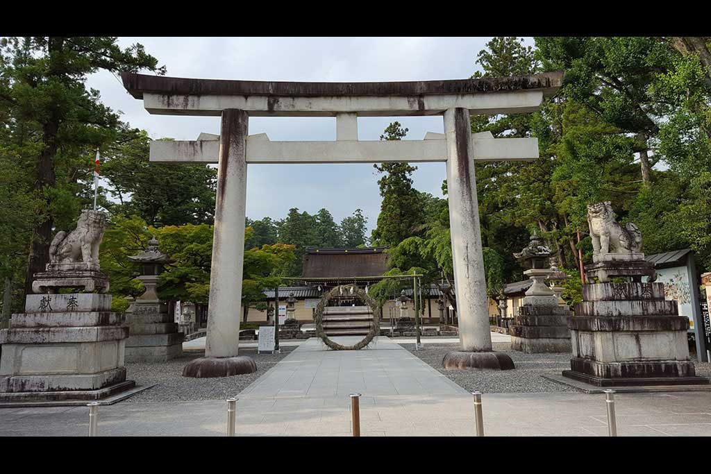 神社の鳥居と大祓