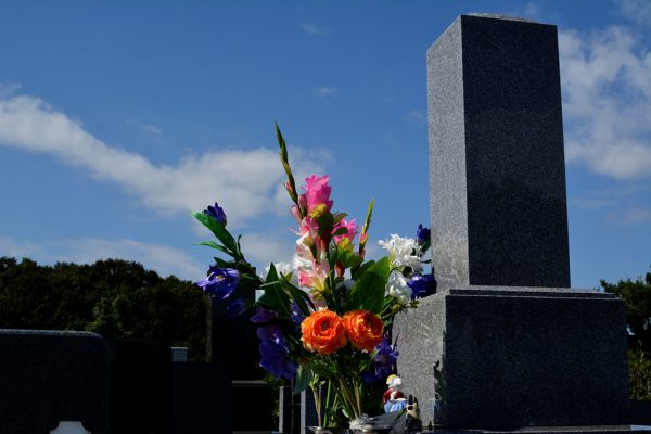 年忌法要をイメージした花が供えられた墓