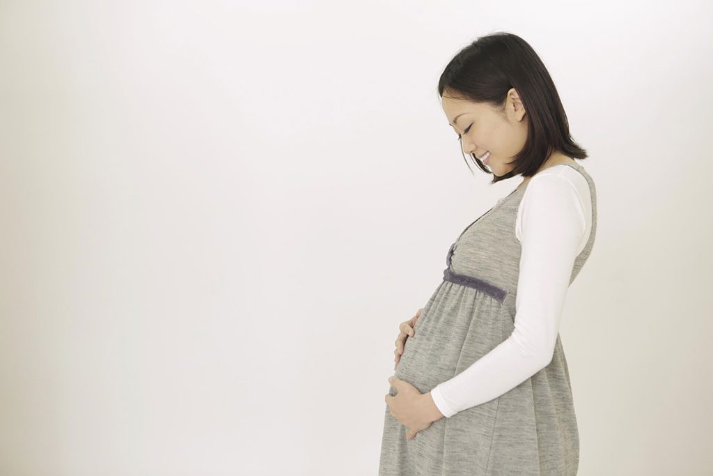 妊娠中の女性とマタニティドレス