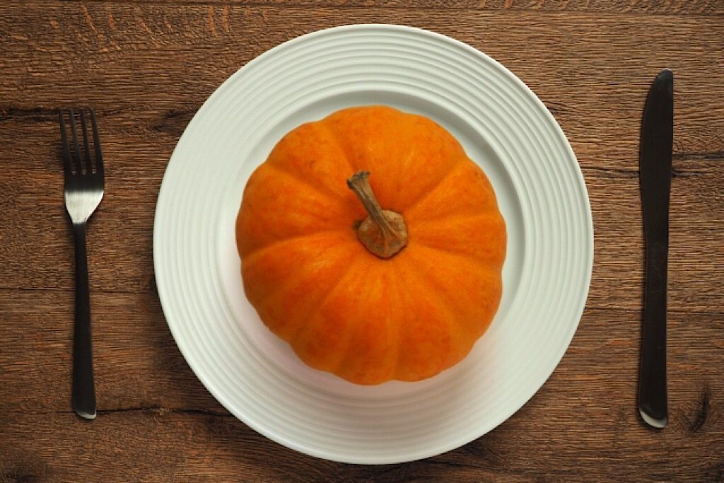皿に乗せられたかぼちゃ
