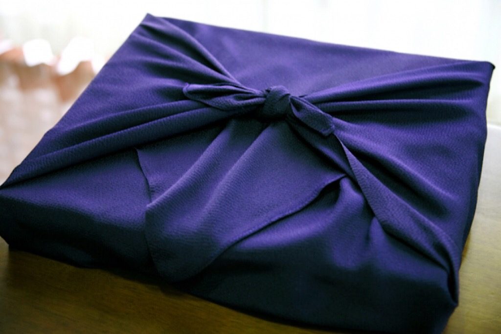 紫の風呂敷に包まれたプレゼント