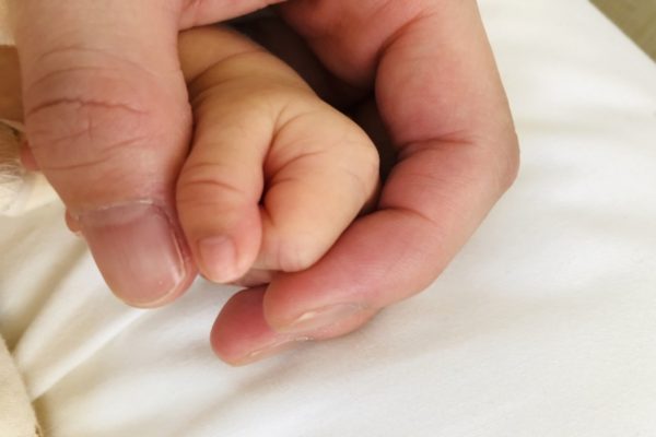 産休のイメージ、赤ちゃんの手