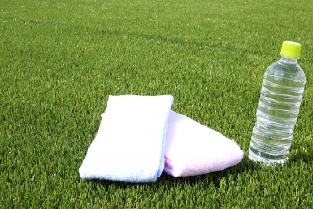 芝生の上のタオル