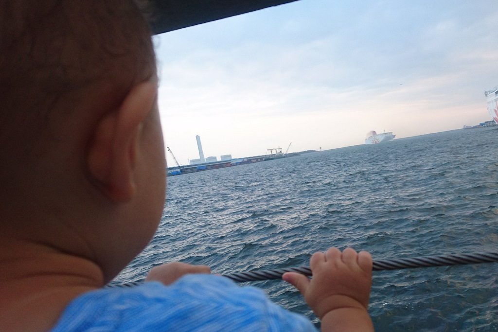海を見る男の子