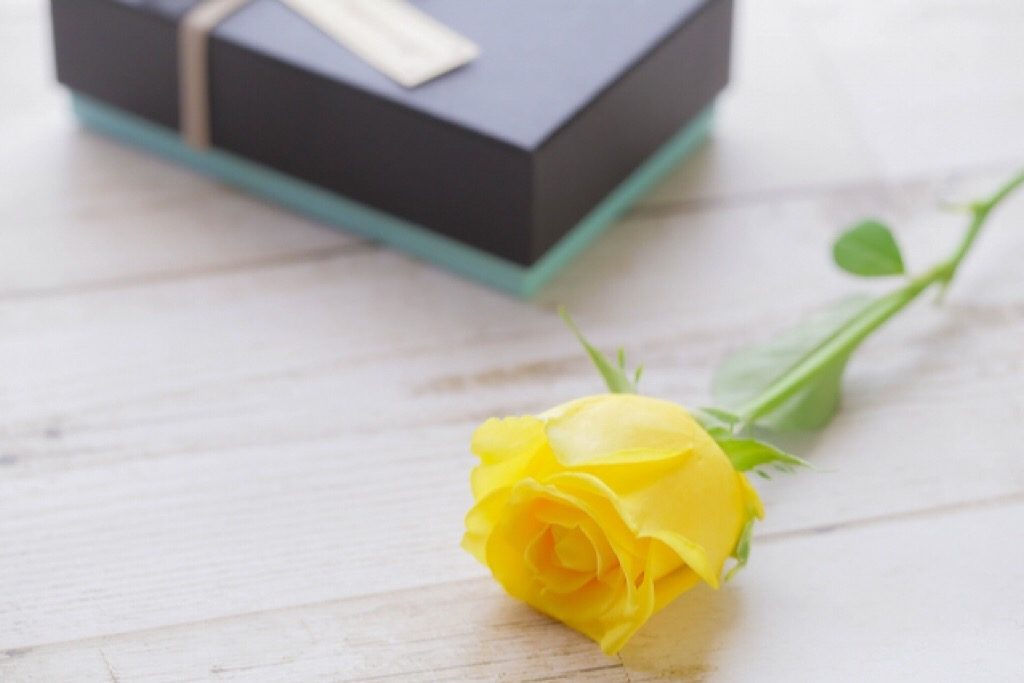 黄色いバラとプレゼント